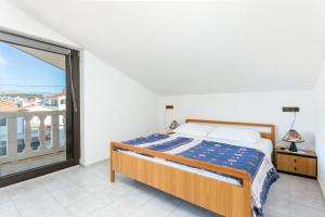 Posteľ alebo postele v izbe v ubytovaní Seaside apartments with a swimming pool Okrug Gornji, Ciovo - 11374 + 37 fotografií