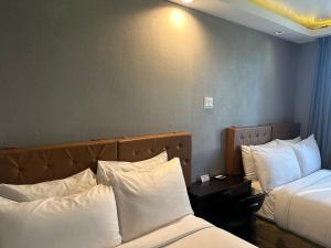 Habitación de hotel con 2 camas y almohadas blancas en Madison LES Hotel en Nueva York