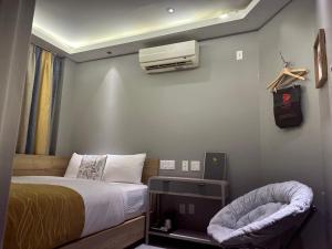 1 dormitorio con 1 cama y aire acondicionado en Madison LES Hotel en Nueva York