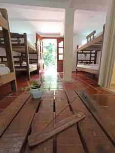 um quarto com vários itens de madeira no chão em Santuario Tayrona Hostel em Calabazo