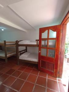 Tempat tidur susun dalam kamar di Santuario Tayrona Hostel