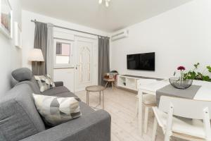 un soggiorno con divano e una sala da pranzo di Apartments Palma Rabac a Rabac