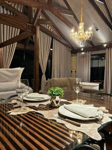 大普拉亞的住宿－Vicença Glamping，一张木桌,上面放有盘子和酒杯