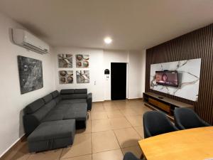 Il comprend un salon doté d'un canapé et d'une télévision à écran plat. dans l'établissement Blue Dream, à Panama City