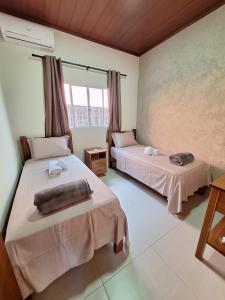 1 Schlafzimmer mit 2 Betten und einem Fenster in der Unterkunft Casa Acerola - Vila de São Jorge in Sao Jorge