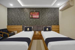 Collection O Hotel Swagath Pride في Mancherāl: غرفة بسريرين وكرسي