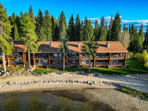 Una vista aérea de un gran albergue con árboles. en New* 70s Lakefront condo - dock - pool - beach -, en McCall