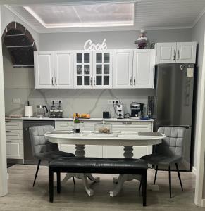 una cocina con una mesa y un refrigerador en Santa Maria , Azores, en Vila do Porto