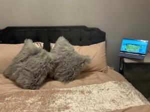 un ordenador portátil sentado en la parte superior de una cama en Santa Maria , Azores, en Vila do Porto