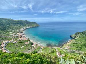 una vista aérea de una playa y el océano en Santa Maria , Azores, en Vila do Porto