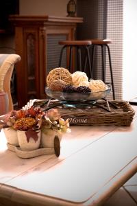 d'une table avec une assiette de nourriture au-dessus dans l'établissement Gîte Le Bol d'Air, à Puilly-et-Charbeaux