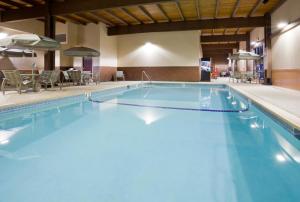 a large swimming pool in a hotel room at Best Western Plus St. Paul North/Shoreview in Shoreview