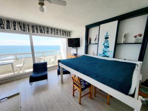 - une chambre avec un lit et une vue sur l'océan dans l'établissement Appartement Les Sables-d'Olonne, 1 pièce, 4 personnes - FR-1-92-623, à Les Sables-dʼOlonne