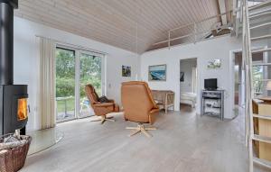 Televisyen dan/atau pusat hiburan di Beautiful Home In Grenaa With Kitchen