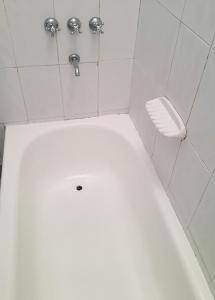 Un baño con bañera y WC. en Alojamiento céntrico, en Puerto Madryn 2 fotos más