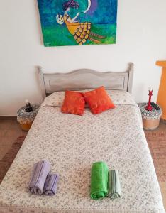 1 dormitorio con 1 cama con 2 toallas en Alojamiento céntrico en Puerto Madryn