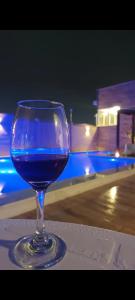 a glass of blue wine sitting on a table at Apartamento para São João in Campina Grande