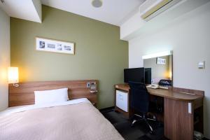 Postel nebo postele na pokoji v ubytování Hotel Econo Kameyama