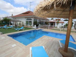 Bazén v ubytovaní Casa con Piscina Privada Cerca del Mar, Mascotas Bienvenidas, WiFi Gratis, Playa para Perros - ES-184-39 alebo v jeho blízkosti
