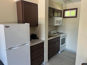 Kuchyň nebo kuchyňský kout v ubytování All Star Inn & Suites
