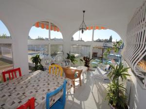 Reštaurácia alebo iné gastronomické zariadenie v ubytovaní Casa con Piscina Privada Cerca del Mar, Mascotas Bienvenidas, WiFi Gratis, Playa para Perros - ES-184-39