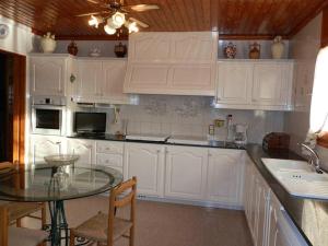 Kuchyňa alebo kuchynka v ubytovaní Casa con Piscina Privada Cerca del Mar, Mascotas Bienvenidas, WiFi Gratis, Playa para Perros - ES-184-39