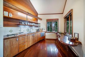 uma cozinha com armários de madeira e piso de madeira em Secrets on the Lake em Montville