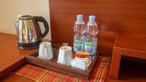 ein Tablett mit 2 Flaschen Wasser und einem Mixer in der Unterkunft Lorin Dwangsa Solo Hotel in Solo