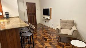 ミゲウ・ペレイラにあるApê no Centro de Miguel Pereiraのバー(椅子、テレビ付)