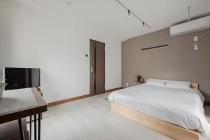 a bedroom with a bed and a flat screen tv at self-check in-押上 Tokyo Skytree in Tokyo