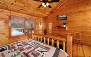 ein Schlafzimmer mit einem Bett in einem Blockhaus in der Unterkunft Jennies Cove in Pigeon Forge
