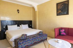 Postel nebo postele na pokoji v ubytování Hôtel Calipau Riad Maison d'Hôtes + 37 fotografií