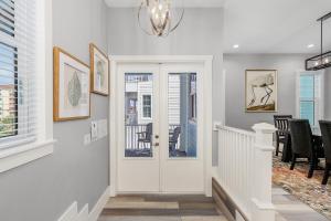 pasillo con puerta blanca y comedor en 671 Estero Blvd "Ocean Pearl" home, en Fort Myers Beach