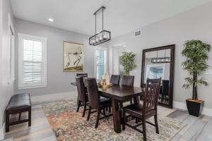 Un comedor con mesa y sillas en 671 Estero Blvd "Ocean Pearl" home, en Fort Myers Beach 29 fotos más