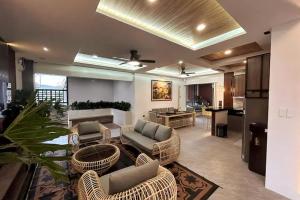 Ruang duduk di The Royal Manor Hotspring Resort