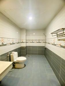 La salle de bains est pourvue de toilettes et d'un lavabo. dans l'établissement Sunny 1 Hometel Vinh Long, à Vĩnh Long