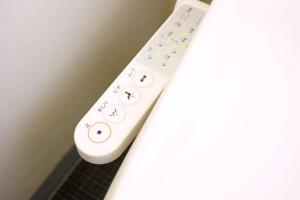 un mando a distancia blanco sentado en una pared en Daiichi Mitsumi Corporation - Vacation STAY 14914, en Musashino
