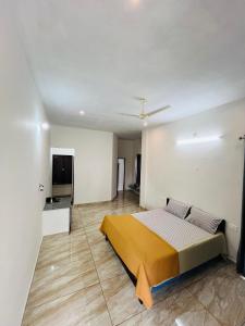 a bedroom with a bed in the middle of a room at Willow Nest in Anachal