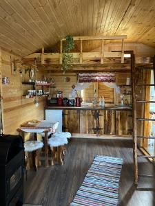 a kitchen with a table and a bunk bed in a cabin at Chalets du BF in Sighişoara