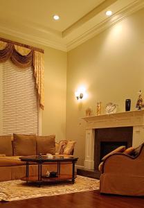 uma sala de estar com um sofá e uma lareira em Ivan house em Richmond