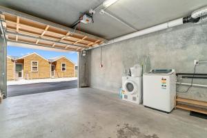 a garage with a washer and a washing machine at Lakeside Living - Modern 2-Bedroom Apartment in Queenstown
