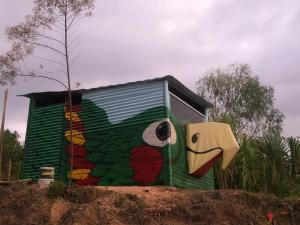 uma casa com um quadro ao lado em Miradores Del Oso Perezoso em Minca