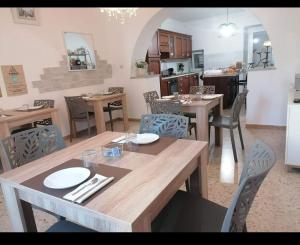 - une cuisine et une salle à manger avec une table et des chaises dans l'établissement Casa rosa Abruzzo 3, à Musellaro