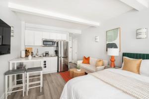 een witte kamer met een bed en een keuken bij 73-819 New Studio UWS Doorman Gym in New York
