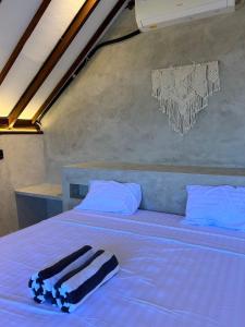 烏魯瓦圖的住宿－Divinity Villas - Uluwatu, Bali，蓝色的床,上面有一条毛巾
