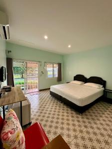 1 dormitorio con 1 cama y sala de estar en บ้านโจมเขาใหญ่ Baan Jome Khaoyai, en Nong Nam Daeng