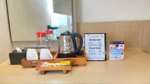 Utensilios para hacer té y café en Hotel 88 Embong Malang Tunjungan Surabaya by WH - Breakfast with The Best View on The Highest Floor and Strategic Location in The City Center