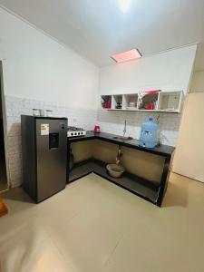 プカルパにあるMini depa de una habitaciónの小さなキッチン(シンク、冷蔵庫付)