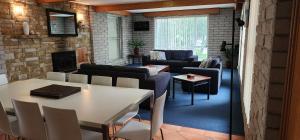 ein Wohnzimmer mit einem Tisch und einem Sofa in der Unterkunft White Sands Estate in Falmouth