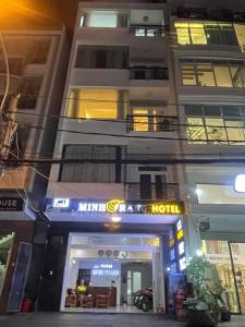 Un edificio de hotel con un cartel que dice "hotel de nueve estrellas" en Minh Trang, en Da Lat 16 fotos más